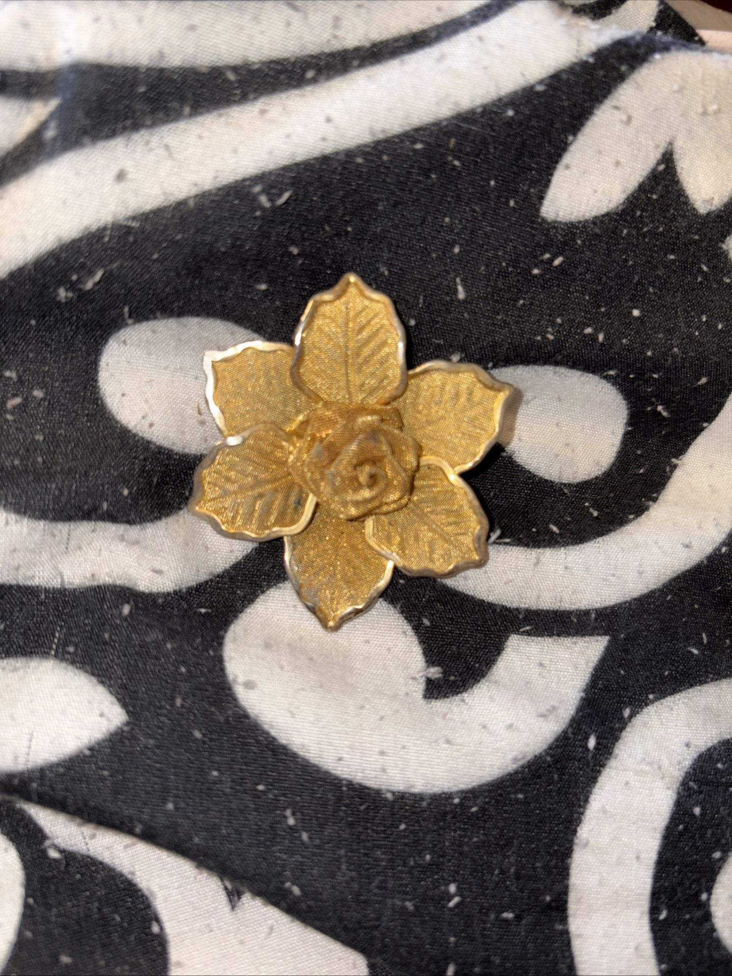 Vintage Gold Tone Mesh Wire Gold Rose And Gold Leaves Flower Brooch Pin