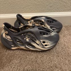 Yeezy foam runners size 5