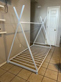 Metal twin size frame, Great condition