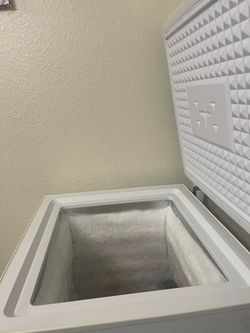Insignia Chest Freezer 3.5 cu. Ft.