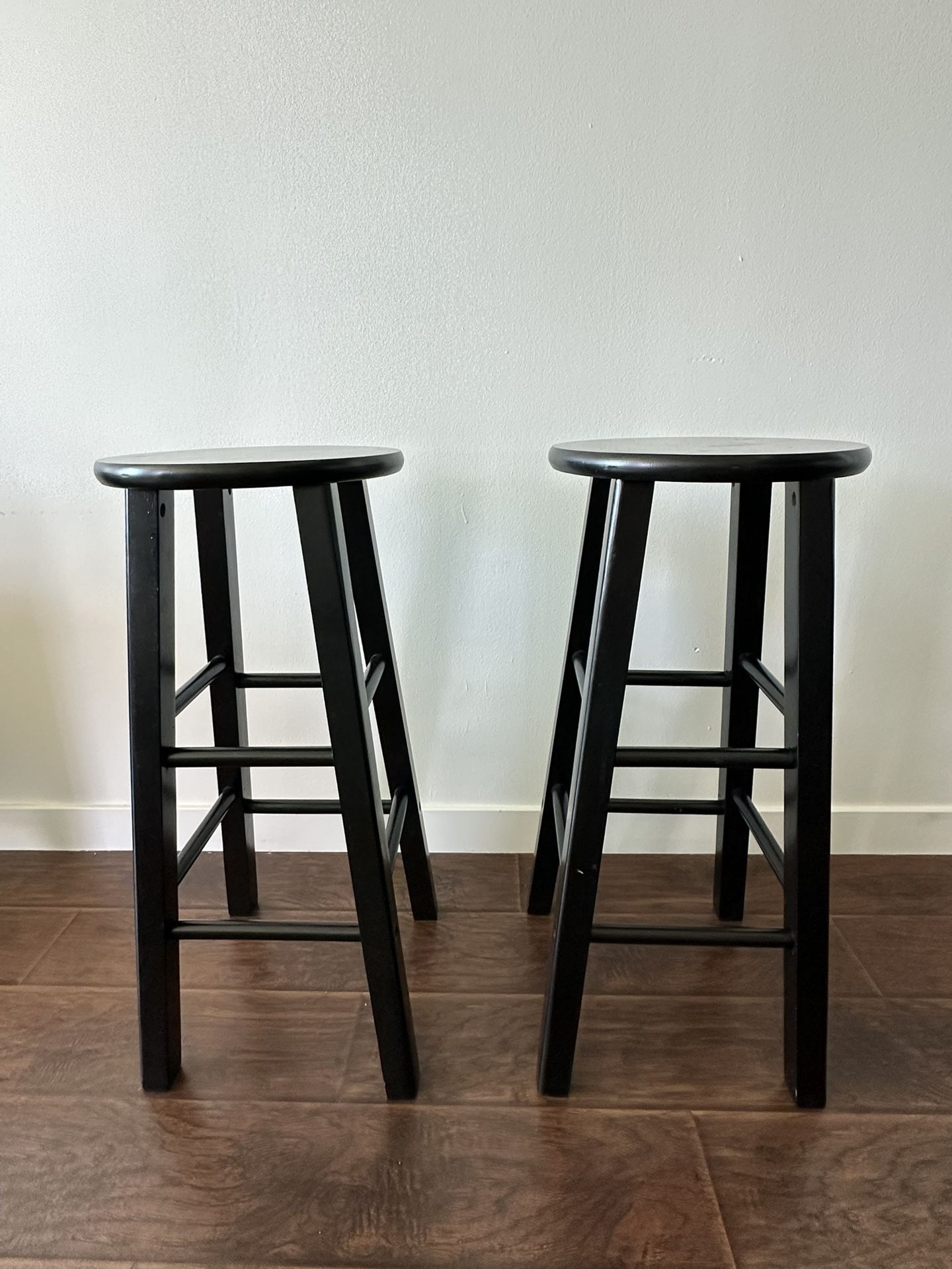 2 bar stools 