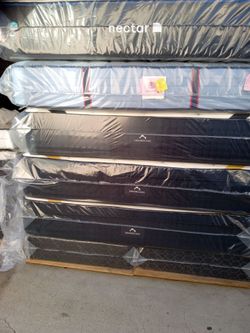 Dreamcloud Mattress on sals
Premier rest 16" cal - king Mattress- Luxury Hybrid
Mattress
New Mattress
We offer delivery