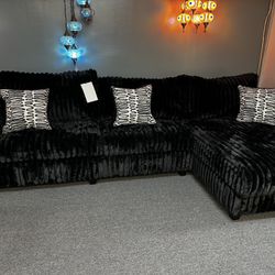 Brand New Black Sectional With Cup holders And Accent Pillows Included 