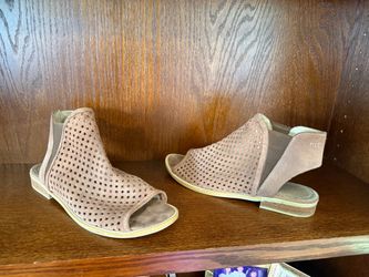 Women's Size 11 Booties - Musse & Cloud Taupe Leather