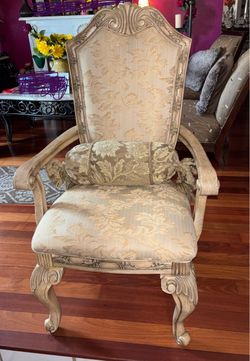 A set of 2 Chairs