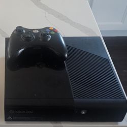 Xbox 360 E WITH 500 GB HARD DRIVE