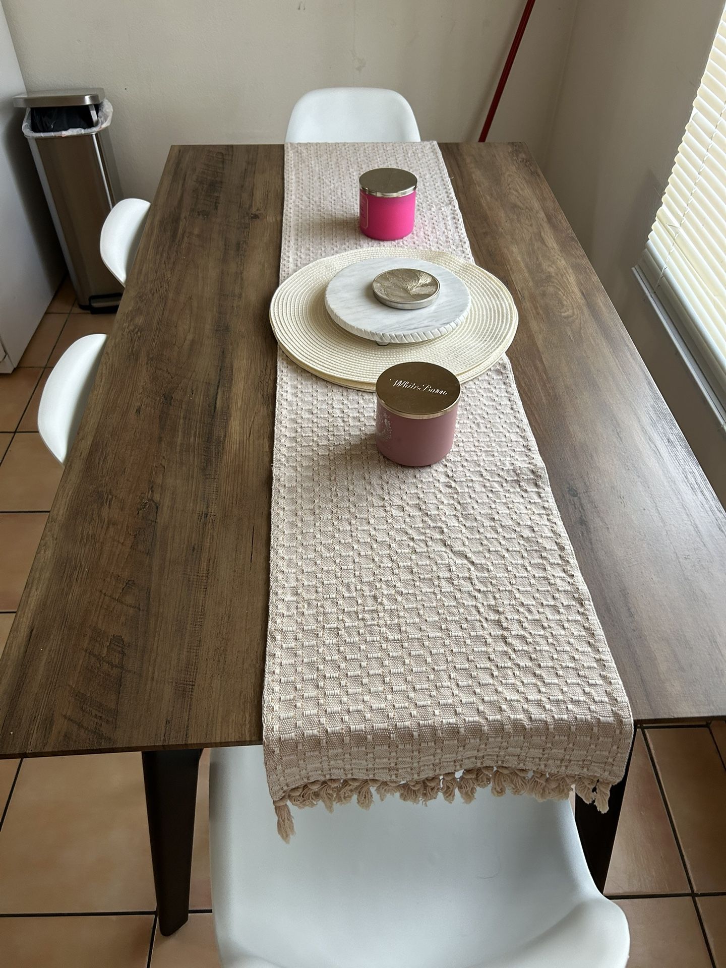 Dinning table + 4 chairs