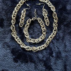 It’s A Beautiful Custom Set The Color Is Silver That Brand New Never Been Used