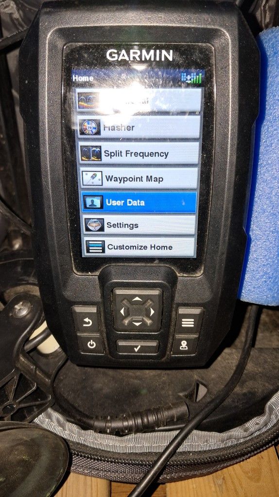 Garmin Striker Fish Finder/GPS With Portable Ice Fishing Bundle