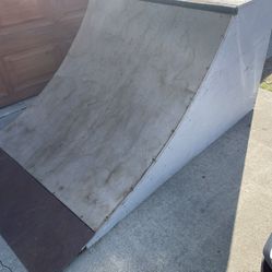 Skate ramp
