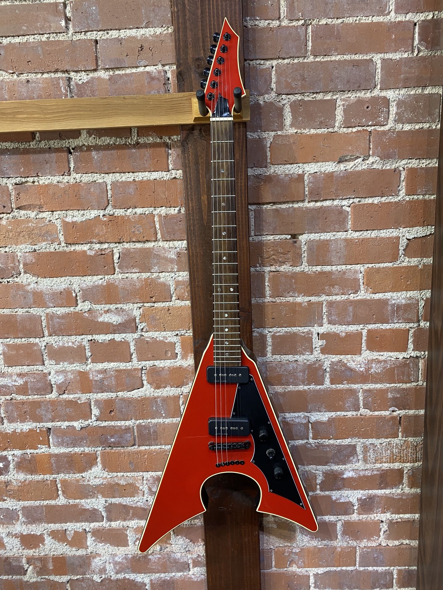 AXL EMG MAYHEM JACKNIFE PRO FLYING V ELECTRIC GUITAR RED BLOODSPORT 6 STRINGS