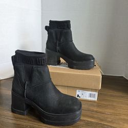 UGG Moxy Chelsea Boots in black Women’s Size 6 NIB