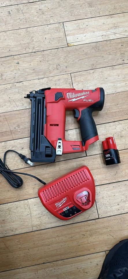 Milwaukee 18Ga Compact Brad Nailer Kit M12 2541-20