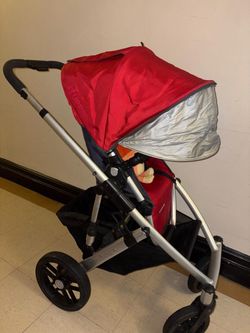 UPPAbaby Vista Stroller. GIVE IT TO ME AS A GIFT IN  February 2025 EXCELLENT condition. This full-size stroller converts from a single to a double, ac