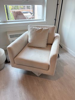 Swivel Lounge Chair