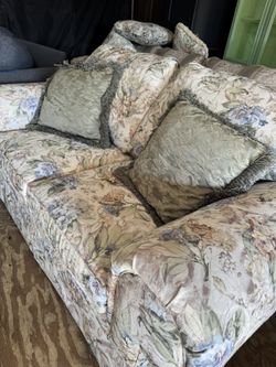 4 Pieza De Sofás  en excelente Condición $595.00