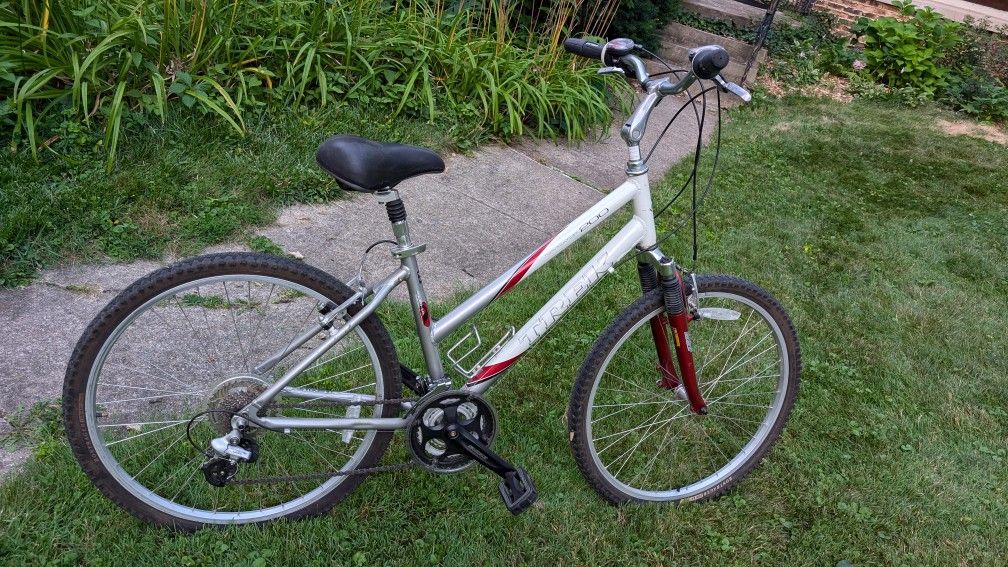 Trek Women's Bike (Navigator 200) for Sale in Ind Head Park, IL