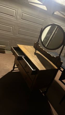 Vintage dresser with oval mirro
