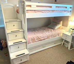 White full size bunkbed with trundle