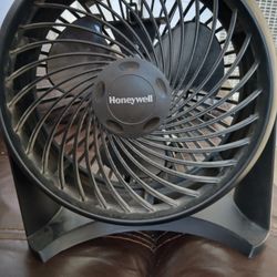 Honey Well Lil Fan In Good Condition 