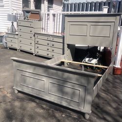 Bedroom Set (LIKE NEW Includes Mirror 