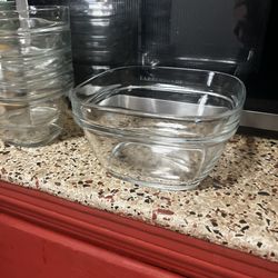 Set of rubbermaid glass bowls square