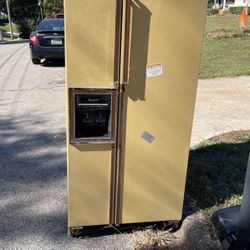Retro Refrigerator Needs Fixing 