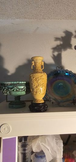 Chine Antique Carved  Vase on Wood Stand