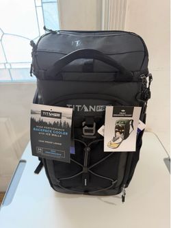 Mochila Titan PRO enfriadora con paredes de hielo, color negro Black cooler backpack with ice walls