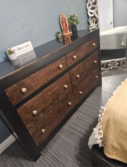 Wood Queen Bedroom Set/Cash Only 