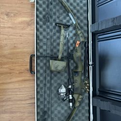 Bear Whitetail II Compound Bow With Fishing Rod Add On And Carrying Case Excellent Condition Like New 