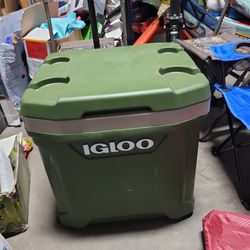 Igloo Rolling Cooler With Adjustable Handle