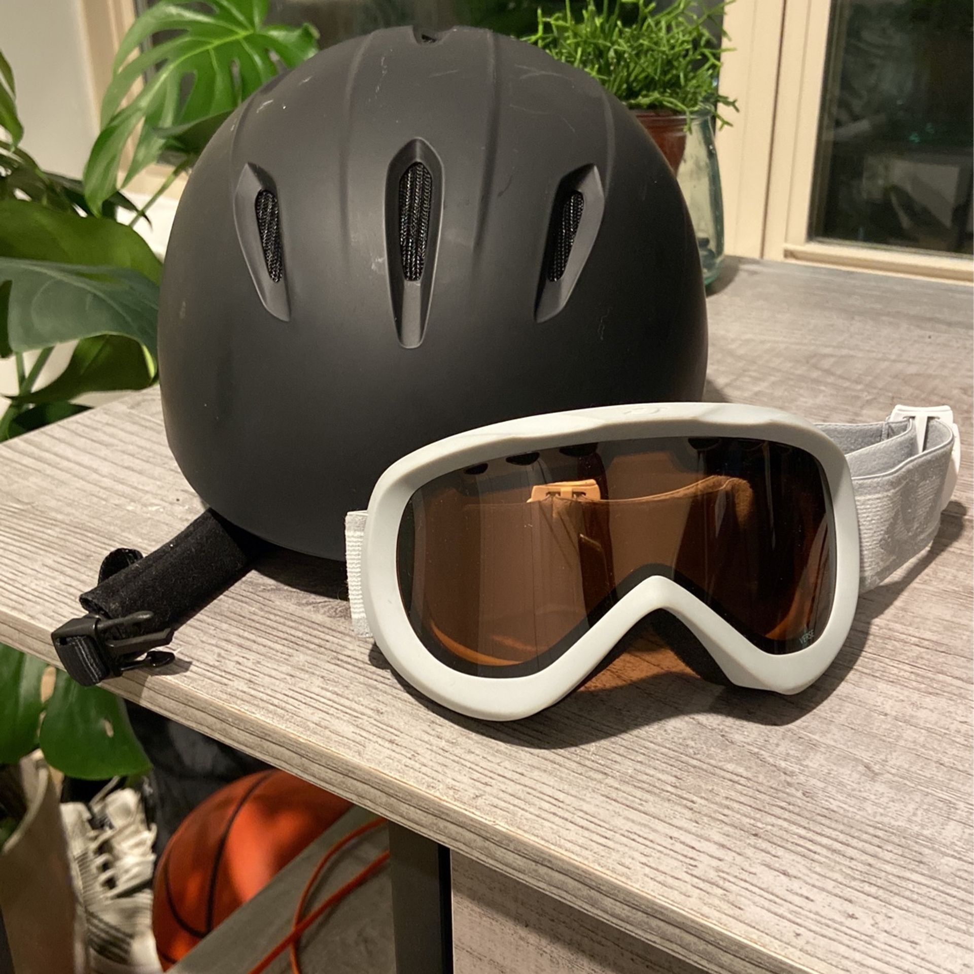 Ski And Snowboard Helmet Giro Bevel And Goggles