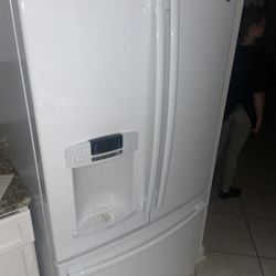 Kitchen appliances FOR SALE . like NEW! first come first serve!