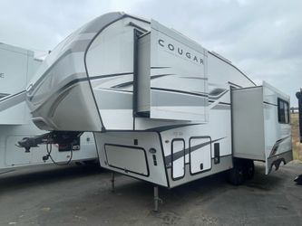 USED 2024 KEYSTONE RV COUGAR HALF-TON 24RDS