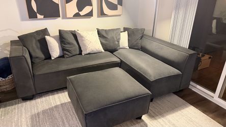 Modern Gray Sectional Sofa + Ottoman – Like New