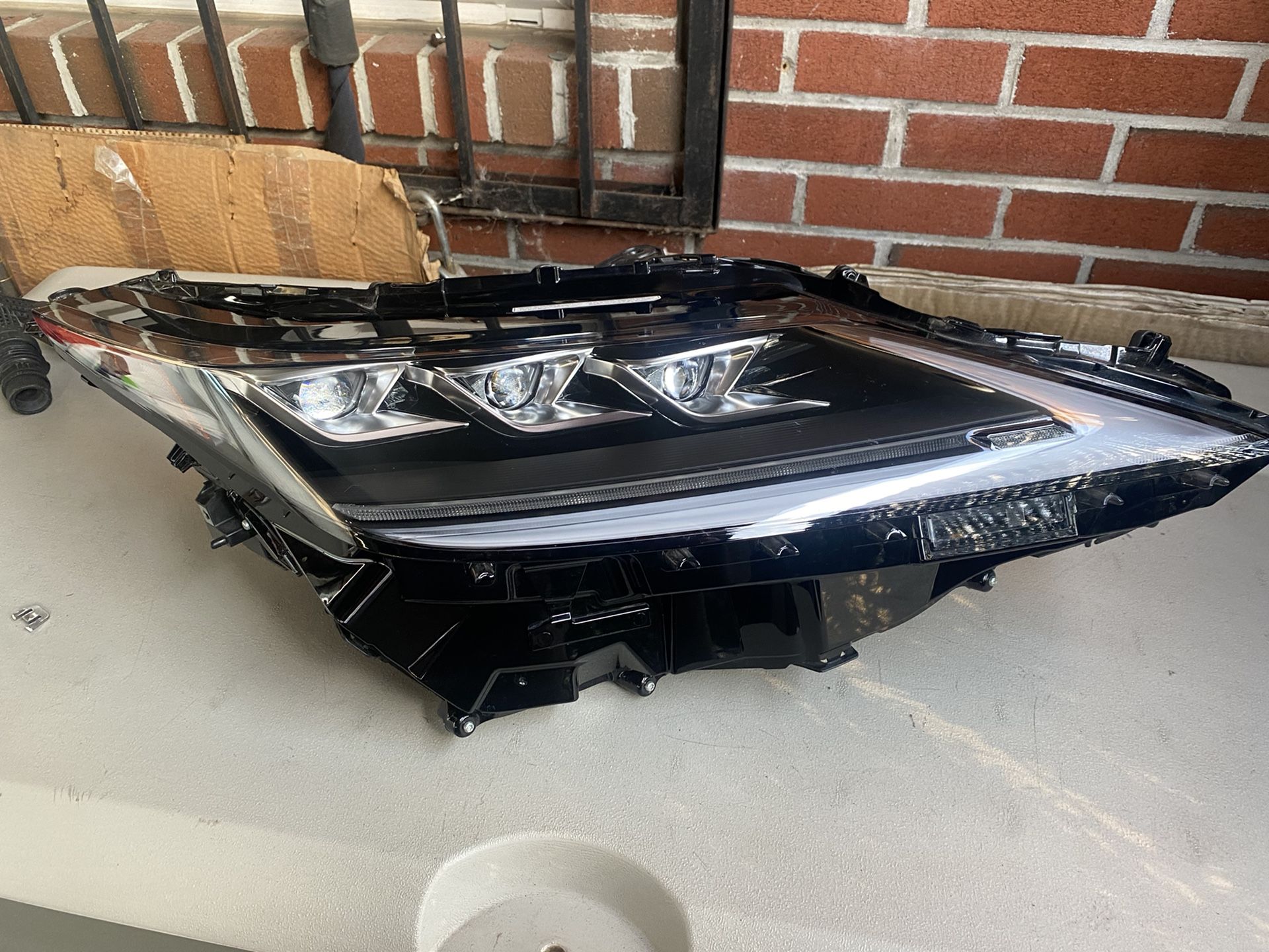 2021 Lexus RX 350  Passenger side headlight