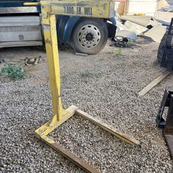 M & W pallet lifter w/bale