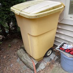 Rubbermaid  Outdoor Trash Can with Wheels , Yellow- Small