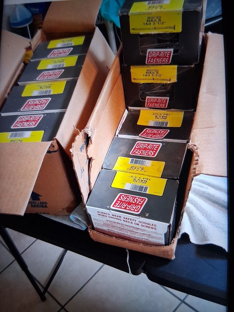 7- Cajas De Clavos X $10- Each Bright Box Nails- Oildale