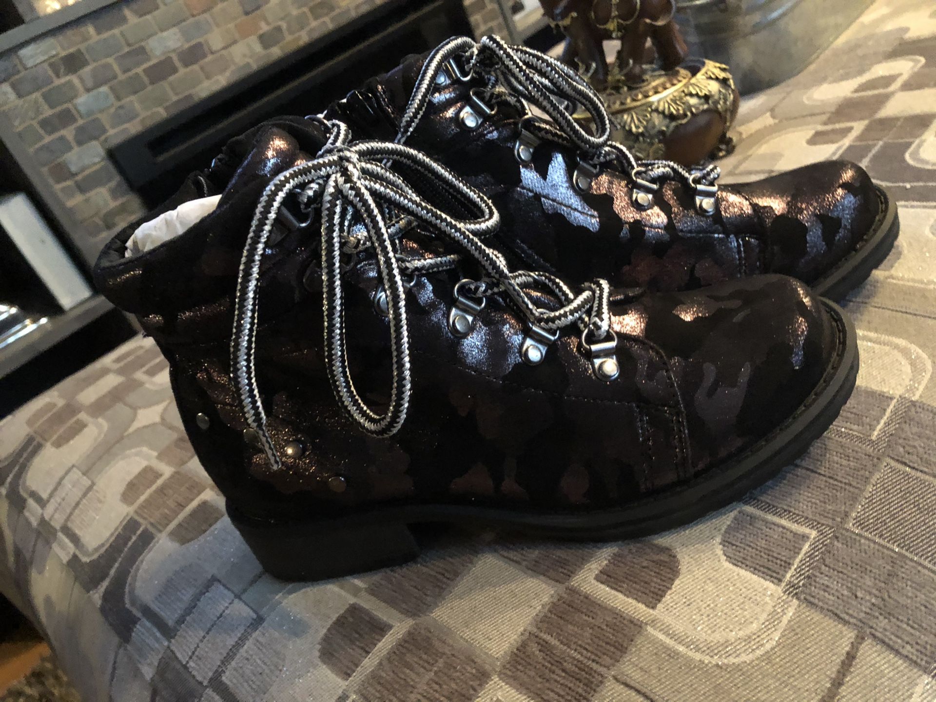 Girls boots size 2-3-4
