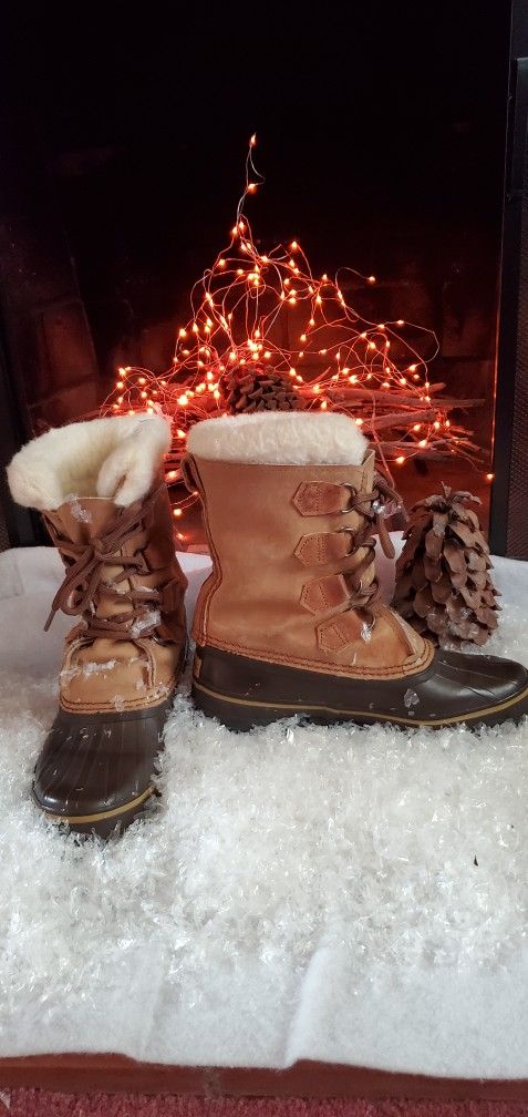 Size 7-Womens SOREL Snow Boots. Worn Once.