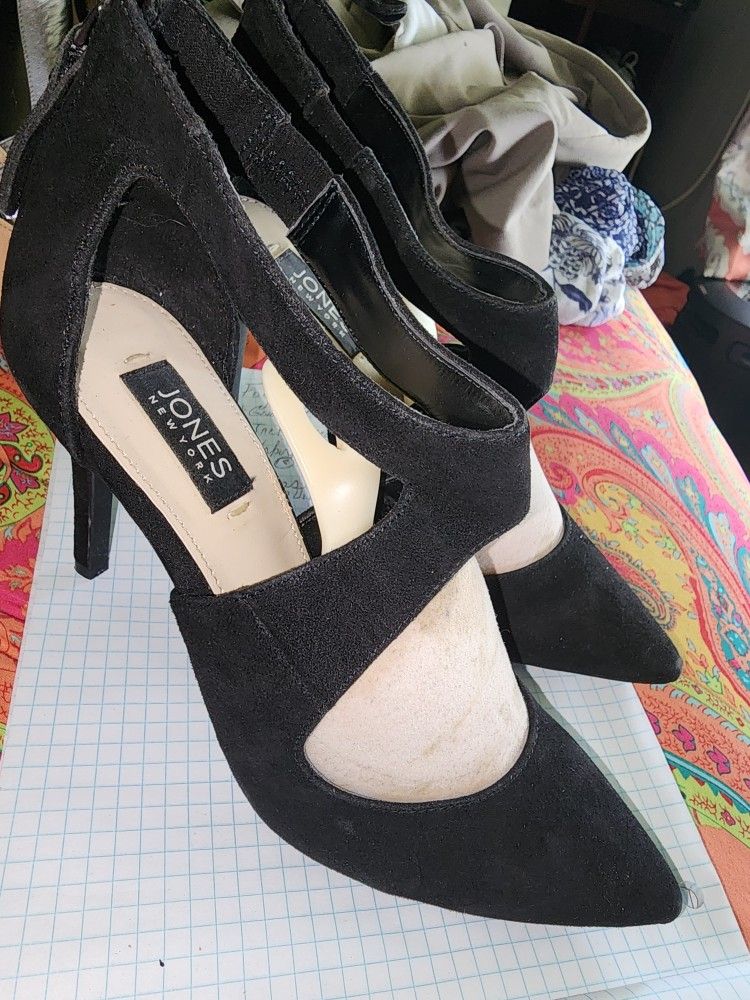 Ladies Jones New York Black Suede Leather Heels Size 7.5 M. $15