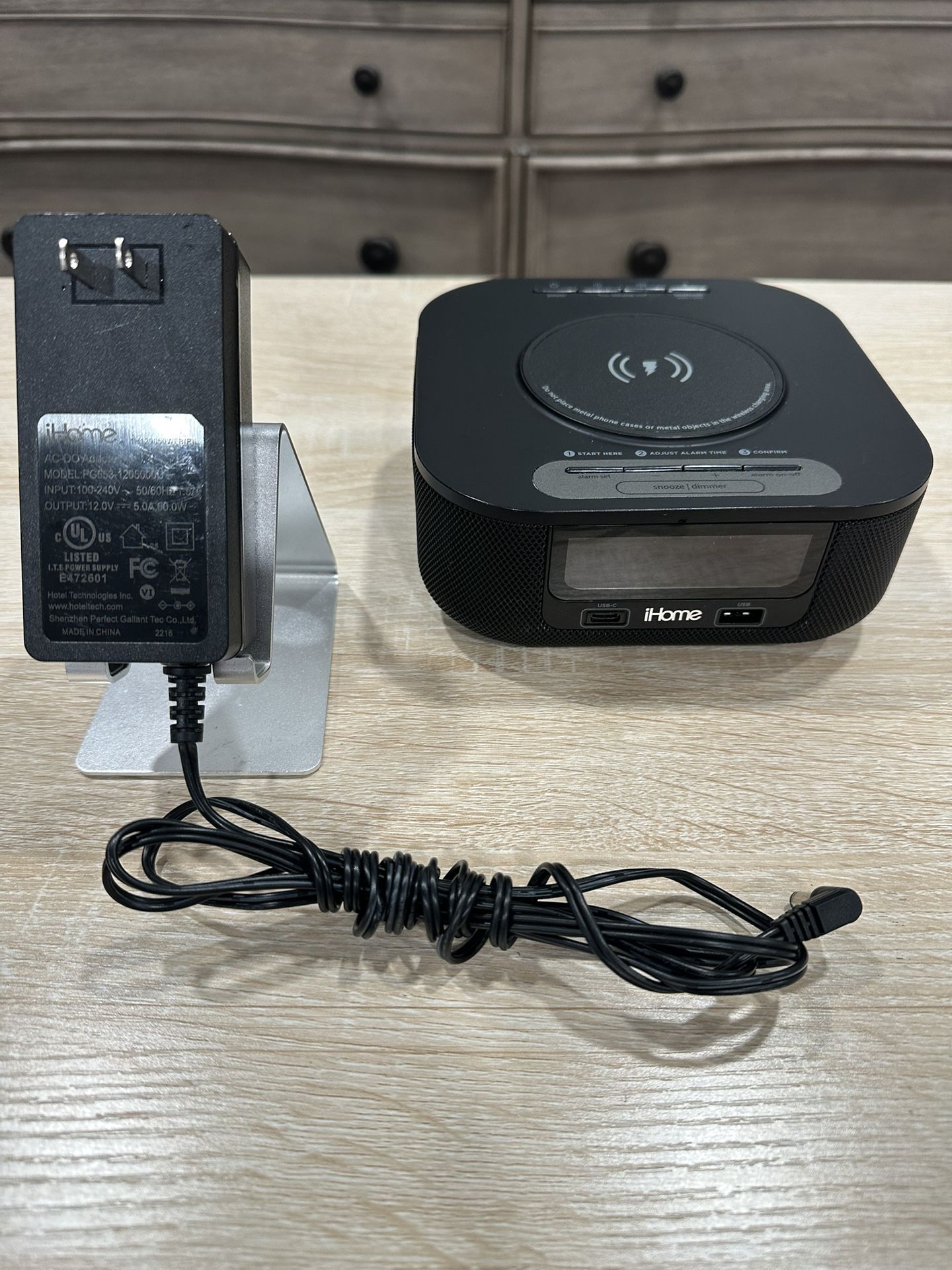 Ihome Hw5B Bluetooth Clock With Qi Charging, Dual Usb And Single Day Alarm