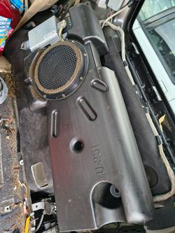 2006 Ford explorer rear subwooferand amp