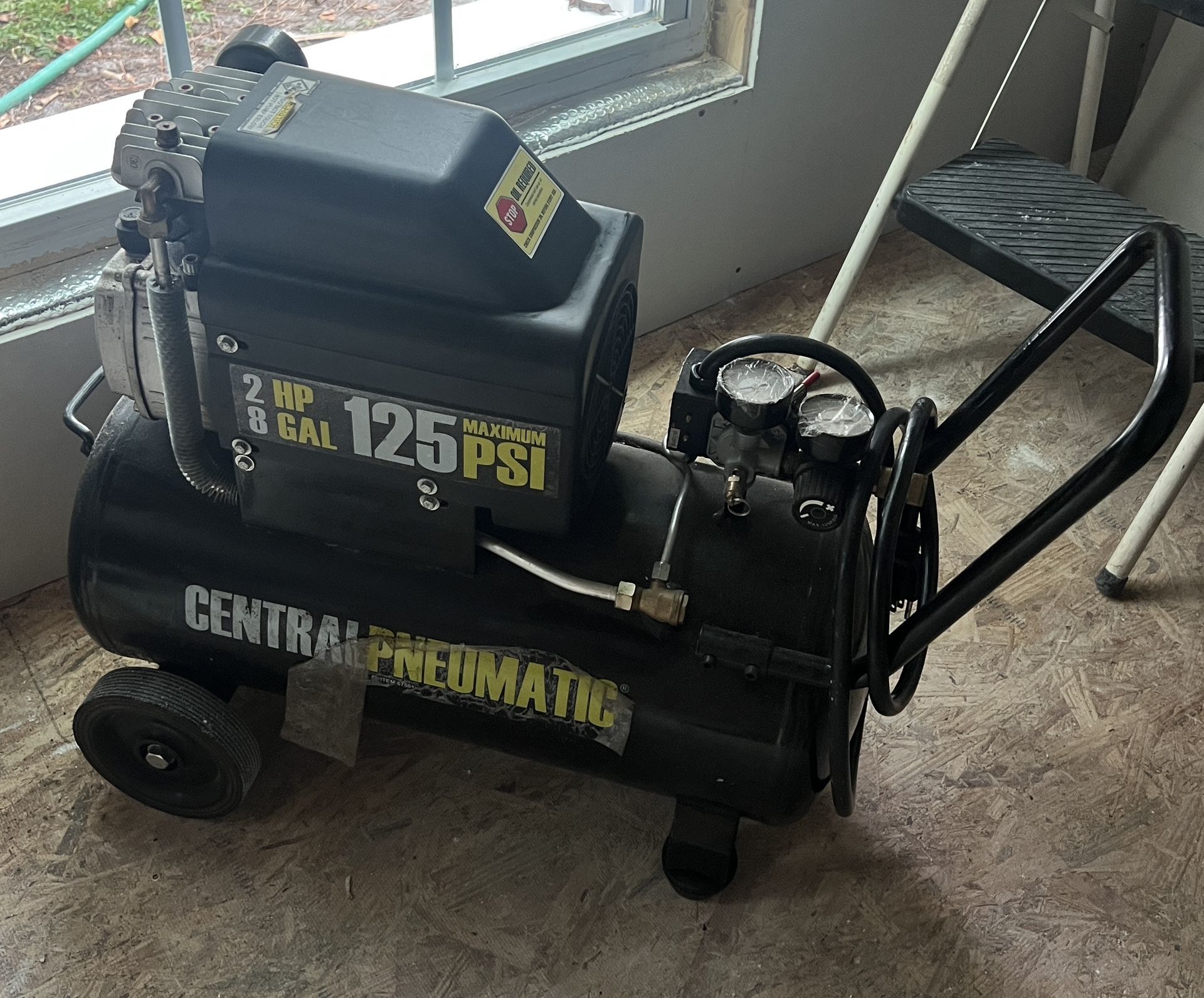 Air Compressor 2.5HP  8 Gallon 125 psi Central Pneumatic
