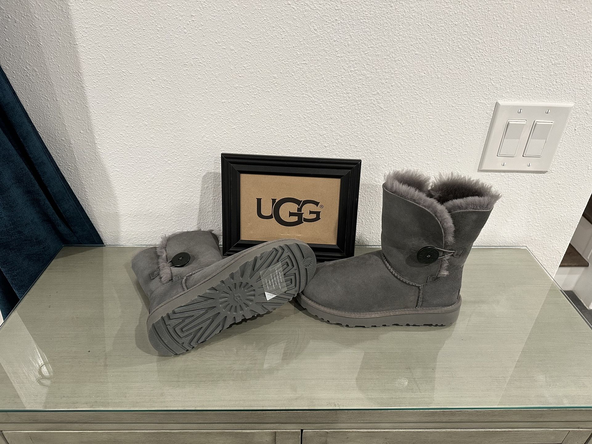 New: UGG Women’s Bailey Button Bow Size: 6