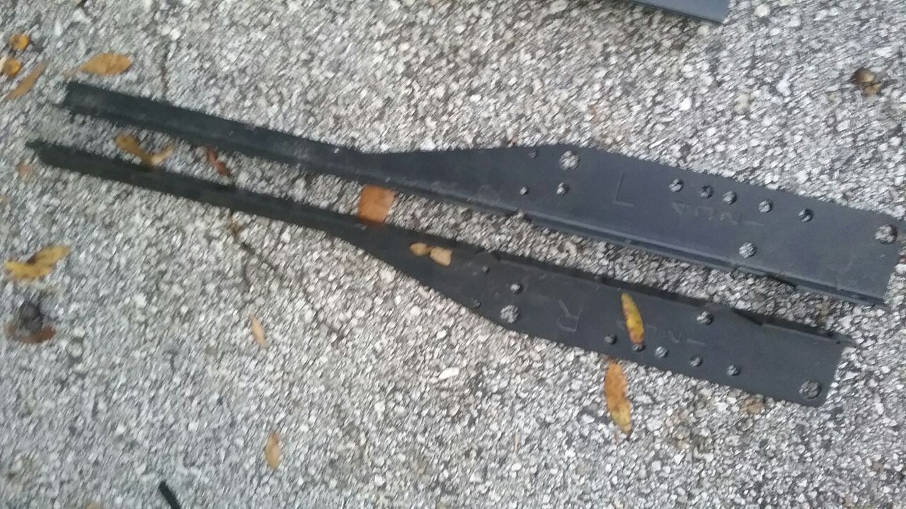 Metal braces for basketball hoop setup