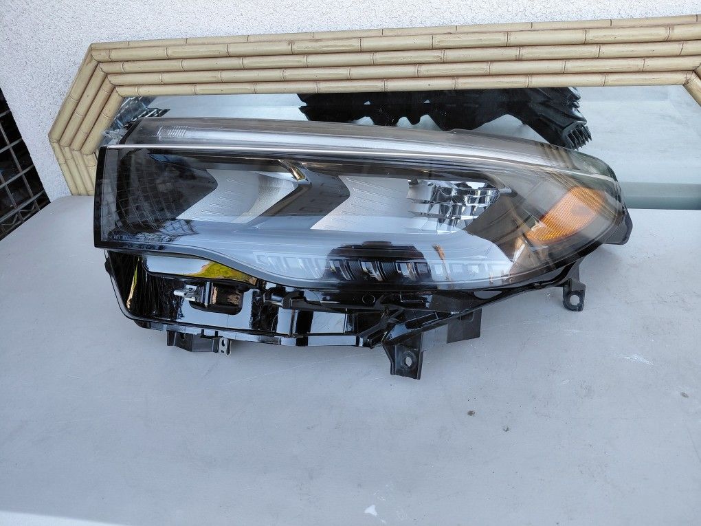 2025 FORD EXPLORER LEFT HEADLIGHT DRIVER SIDE LED  GENUINE  .?