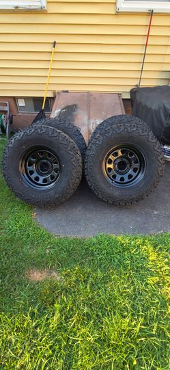 For sale brand new set of wheels and tires 17x9 offset 0  5x139.7 ROUGH COUNTRY